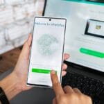 WhatsApp Web के लिए QR Code कहाँ मिलता है? जानें इसे स्कैन करने का सही तरीका!