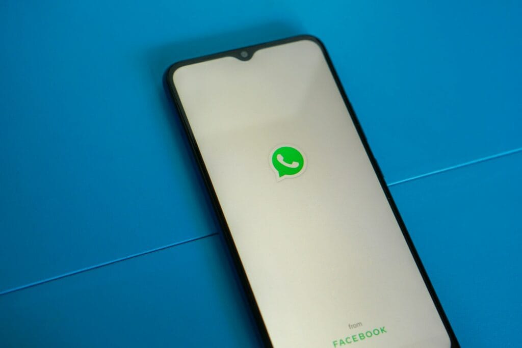 अब किसी को नहीं मिलेगा आपकी WhatsApp Chat तक पहुंच! 🔒 जानिए कैसे सिर्फ 1 सेटिंग से करें अपनी पर्सनल चैट्स को 100% सिक्योर